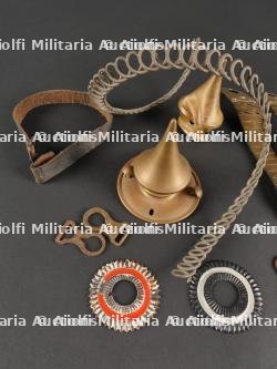 Lot de pièces détachées de casque à pointe et divers — miniature 2