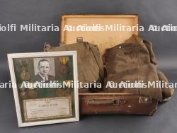 Ensemble valise, pantalon, médailles et musette d'un Chasseur Ardennais prisonnier. Set including suitcase, trousers, medals and satchel of a captured Ardennes Chasseur — photo 1
