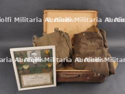 Ensemble valise, pantalon, médailles et musette d'un Chasseur Ardennais prisonnier. Set including suitcase, trousers, medals and satchel of a captured Ardennes Chasseur — miniature 2
