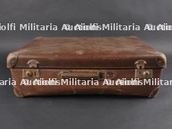Ensemble valise, pantalon, médailles et musette d'un Chasseur Ardennais prisonnier. Set including suitcase, trousers, medals and satchel of a captured Ardennes Chasseur — miniature 3