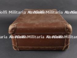 Ensemble valise, pantalon, médailles et musette d'un Chasseur Ardennais prisonnier. Set including suitcase, trousers, medals and satchel of a captured Ardennes Chasseur — miniature 5