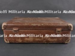Ensemble valise, pantalon, médailles et musette d'un Chasseur Ardennais prisonnier. Set including suitcase, trousers, medals and satchel of a captured Ardennes Chasseur — miniature 6