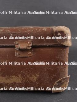 Ensemble valise, pantalon, médailles et musette d'un Chasseur Ardennais prisonnier. Set including suitcase, trousers, medals and satchel of a captured Ardennes Chasseur — photo 7