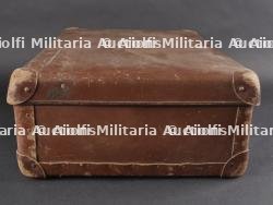 Ensemble valise, pantalon, médailles et musette d'un Chasseur Ardennais prisonnier. Set including suitcase, trousers, medals and satchel of a captured Ardennes Chasseur — photo 8