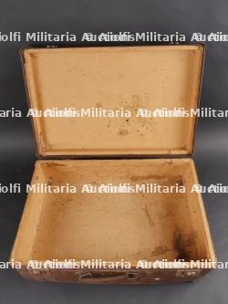 Ensemble valise, pantalon, médailles et musette d'un Chasseur Ardennais prisonnier. Set including suitcase, trousers, medals and satchel of a captured Ardennes Chasseur — miniature 9