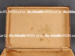 Ensemble valise, pantalon, médailles et musette d'un Chasseur Ardennais prisonnier. Set including suitcase, trousers, medals and satchel of a captured Ardennes Chasseur — miniature 10