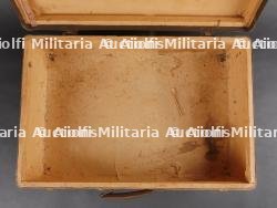 Ensemble valise, pantalon, médailles et musette d'un Chasseur Ardennais prisonnier. Set including suitcase, trousers, medals and satchel of a captured Ardennes Chasseur — photo 11