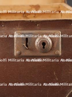 Ensemble valise, pantalon, médailles et musette d'un Chasseur Ardennais prisonnier. Set including suitcase, trousers, medals and satchel of a captured Ardennes Chasseur — miniature 13