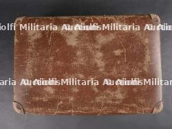 Ensemble valise, pantalon, médailles et musette d'un Chasseur Ardennais prisonnier. Set including suitcase, trousers, medals and satchel of a captured Ardennes Chasseur — miniature 14