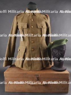Ensemble veste et béret d'un Chasseur Ardennais prisonnier. Set including tunic and beret of a captured Ardennes Chasseur