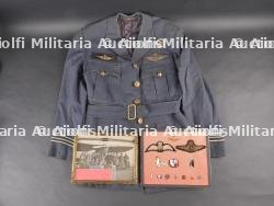 Lot de l'aviateur belge et RAF Willy Lorent dont veste et insignes. Set belonging to Belgian aviator and RAF member Willy Lorent including tunic and insignia
