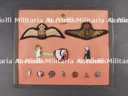 Lot de l'aviateur belge et RAF Willy Lorent dont veste et insignes. Set belonging to Belgian aviator and RAF member Willy Lorent including tunic and insignia — miniature 2