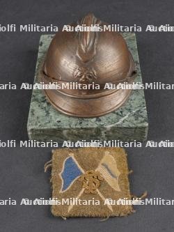 Belgique WW1 Insigne de télégraphiste et presse papier casque Adrian en bronze. Belgium WWI telegraphist badge and bronze Adrian helmet paperweight — photo 1