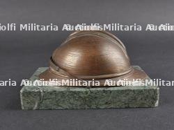 Belgique WW1 Insigne de télégraphiste et presse papier casque Adrian en bronze. Belgium WWI telegraphist badge and bronze Adrian helmet paperweight — miniature 5