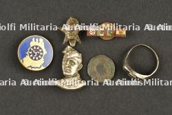 Un ensemble de divers insignes italiens. A set of various Italian badges.