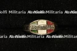 Un ensemble de divers insignes italiens. A set of various Italian badges. — photo 2