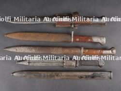 Lot de 4 baïonnettes et un fourreau. Lot of 4 bayonets and one scabbard