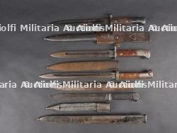 Lot de 4 baïonnettes et un fourreau. Lot of 4 bayonets and one scabbard — miniature 2