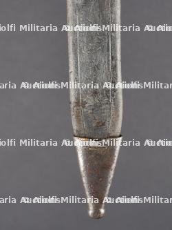 Lot de 4 baïonnettes et un fourreau. Lot of 4 bayonets and one scabbard — miniature 6