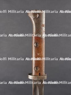 Lot de 4 baïonnettes et un fourreau. Lot of 4 bayonets and one scabbard — miniature 16