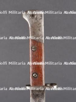 Lot de 4 baïonnettes et un fourreau. Lot of 4 bayonets and one scabbard — miniature 22