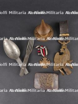 Lot de cuivreries allemandes et russe, couverts pliants et médaille. Lot of German and Russian brass items including folding cutlery and a medal — photo 1