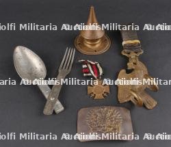 Lot de cuivreries allemandes et russe, couverts pliants et médaille. Lot of German and Russian brass items including folding cutlery and a medal — miniature 2