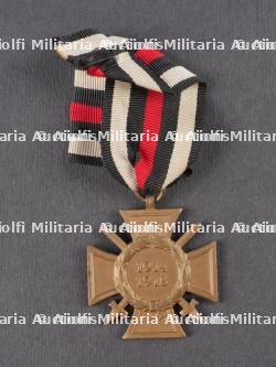 Lot de cuivreries allemandes et russe, couverts pliants et médaille. Lot of German and Russian brass items including folding cutlery and a medal — miniature 5