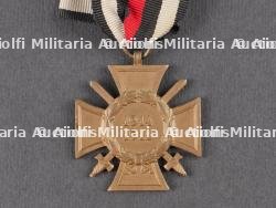 Lot de cuivreries allemandes et russe, couverts pliants et médaille. Lot of German and Russian brass items including folding cutlery and a medal — miniature 6