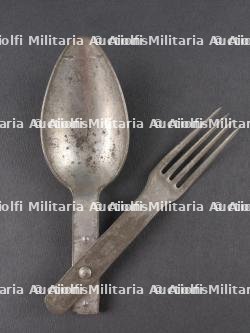 Lot de cuivreries allemandes et russe, couverts pliants et médaille. Lot of German and Russian brass items including folding cutlery and a medal — miniature 9
