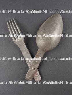 Lot de cuivreries allemandes et russe, couverts pliants et médaille. Lot of German and Russian brass items including folding cutlery and a medal — photo 10