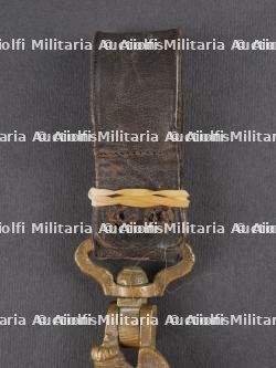 Lot de cuivreries allemandes et russe, couverts pliants et médaille. Lot of German and Russian brass items including folding cutlery and a medal — photo 13