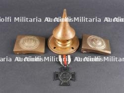 Boucles de ceinturons, médaille et pointe de casque. Belt buckles medal and spike helmet tip — photo 1