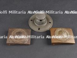 Boucles de ceinturon Wurtemberg et embase de pointe M1915. Württemberg belt buckles and M1915 spike helmet base — miniature 2