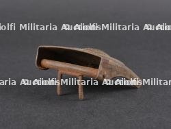 Boucles de ceinturon Wurtemberg et embase de pointe M1915. Württemberg belt buckles and M1915 spike helmet base — photo 5