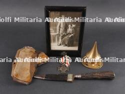 Ensemble de souvenirs allemands poignard, cadre photo, coiffe de casque Stahlhelm. Set of German keepsakes including dagger photo frame and Stahlhelm liner — miniature 2