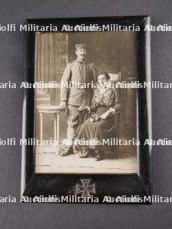 Ensemble de souvenirs allemands poignard, cadre photo, coiffe de casque Stahlhelm. Set of German keepsakes including dagger photo frame and Stahlhelm liner — miniature 10