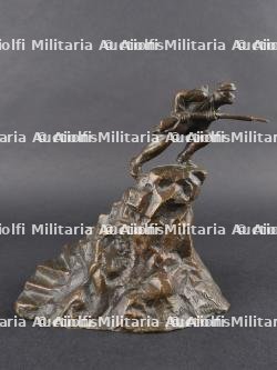 Sculpture en bronze l'assaut du 15 aout 1914 de Dinant par Alexandre Daoust. Bronze sculpture of the August 15, 1914 assault on Dinant by Alexandre Daoust — photo 1