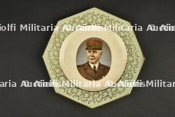 Un lot d'assiettes. A lot of plates. — miniature 6