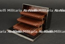 Un porte-cigarette d'Indochine. A cigarette case from Indochina.