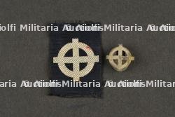 Un ensemble d'insignes des équipes nationales. A set of national team badges.