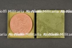 Médaille de table en Argile Croix Rouge par Vuitton. Ceramic Table Medal Red Cross by Vuitton