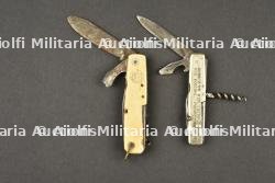 Ensemble de couteaux de poche à l'effigie du Maréchal Pétain. Set of pocket knives bearing the effigy of Marshal Pétain.
