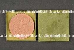 Médaille de table en Argile Croix Rouge par Vuitton. Ceramic Table Medal Red Cross by Vuitton
