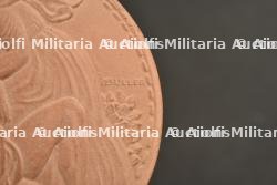 Médaille de table en Argile Croix Rouge par Vuitton. Ceramic Table Medal Red Cross by Vuitton — miniature 2