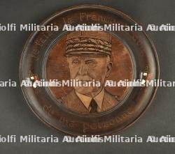 assiette en bois à l’effigie du maréchal par la LFC. Wooden plate bearing the Marshal’s effigy, issued by the LFC