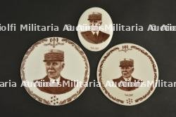 lot de 3 médaillons à l’effigie du maréchal. Set of 3 medallions bearing the Marshal’s effigy