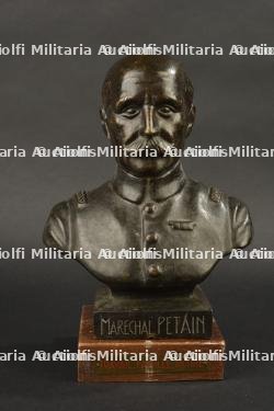 Buste en Bronze du Maréchal signé N.G Hoanh. Bronze bust of the Marshal signed N.G Hoanh.