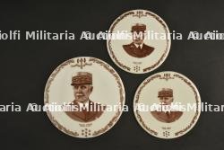 lot de 3 médaillons à l’effigie du maréchal. Set of 3 medallions bearing the Marshal’s effigy