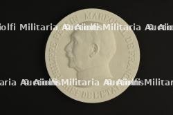 Médaillon en biscuit du Maréchal signé F.Cogné. Biscuit porcelain medallion of the Marshal signed F. Cogné